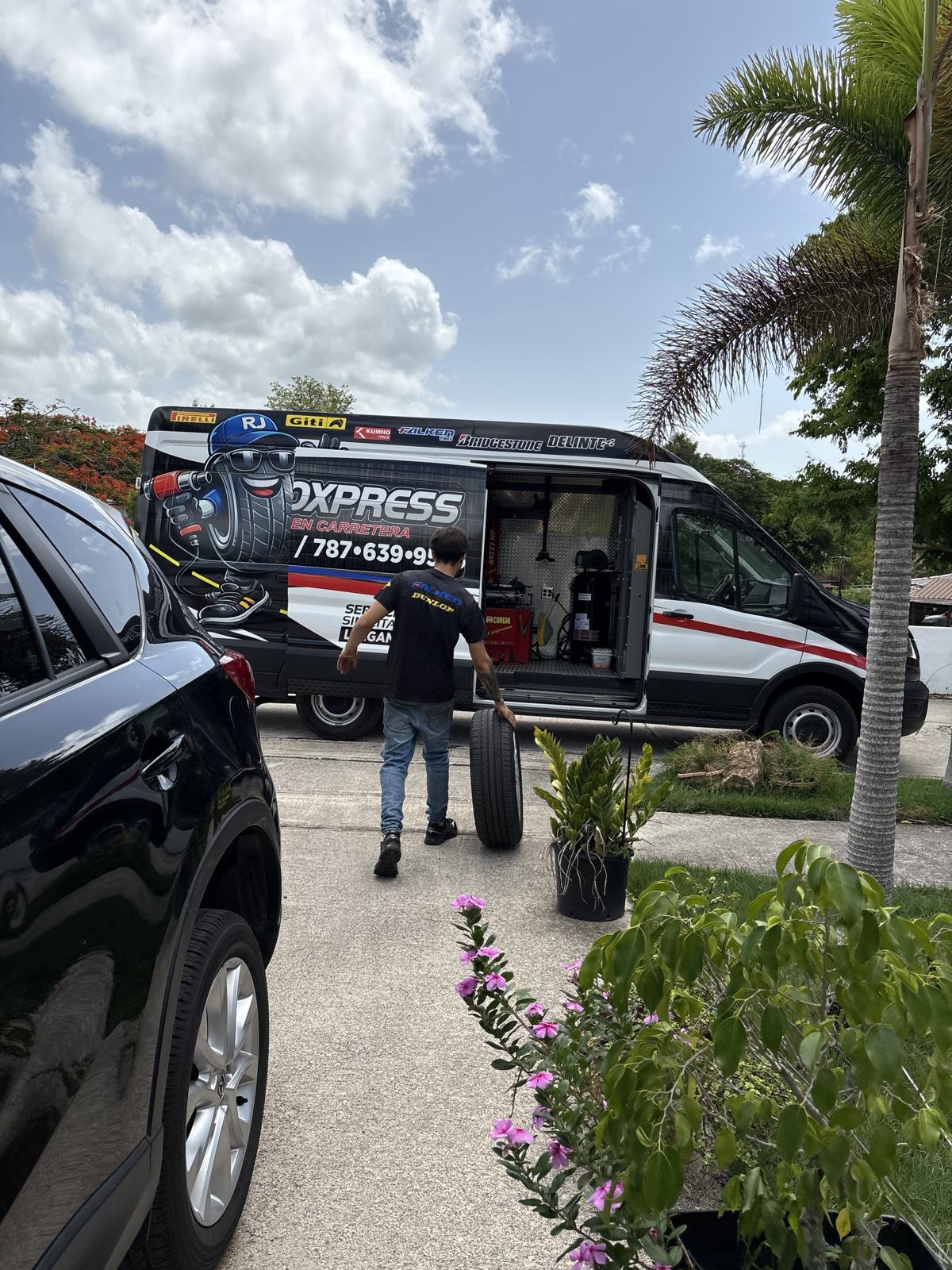 Guagua de RJ AutoXpress dando servicio en la casa de un cliente