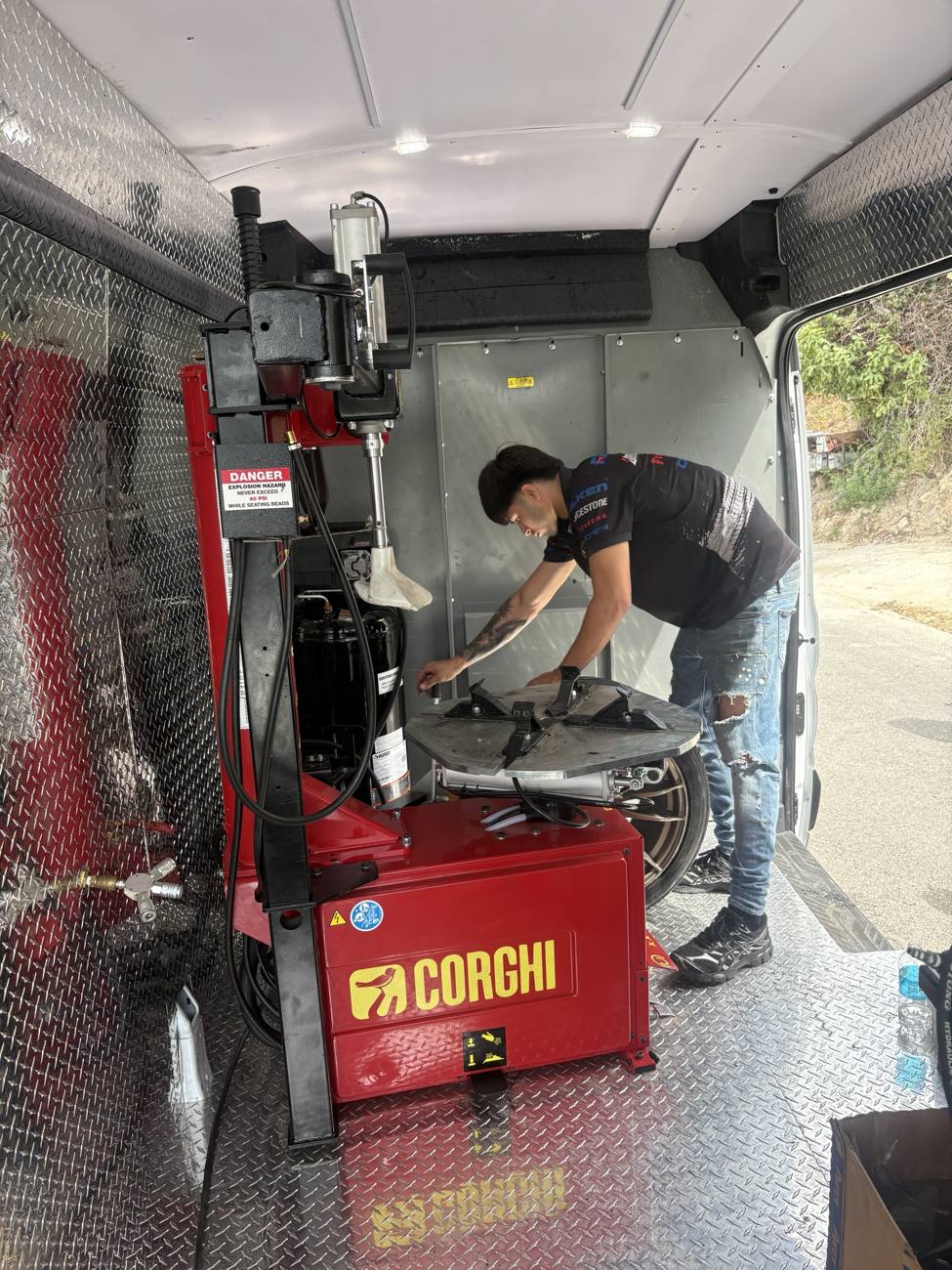 Máquina de montar gomas dentro de la guagua
