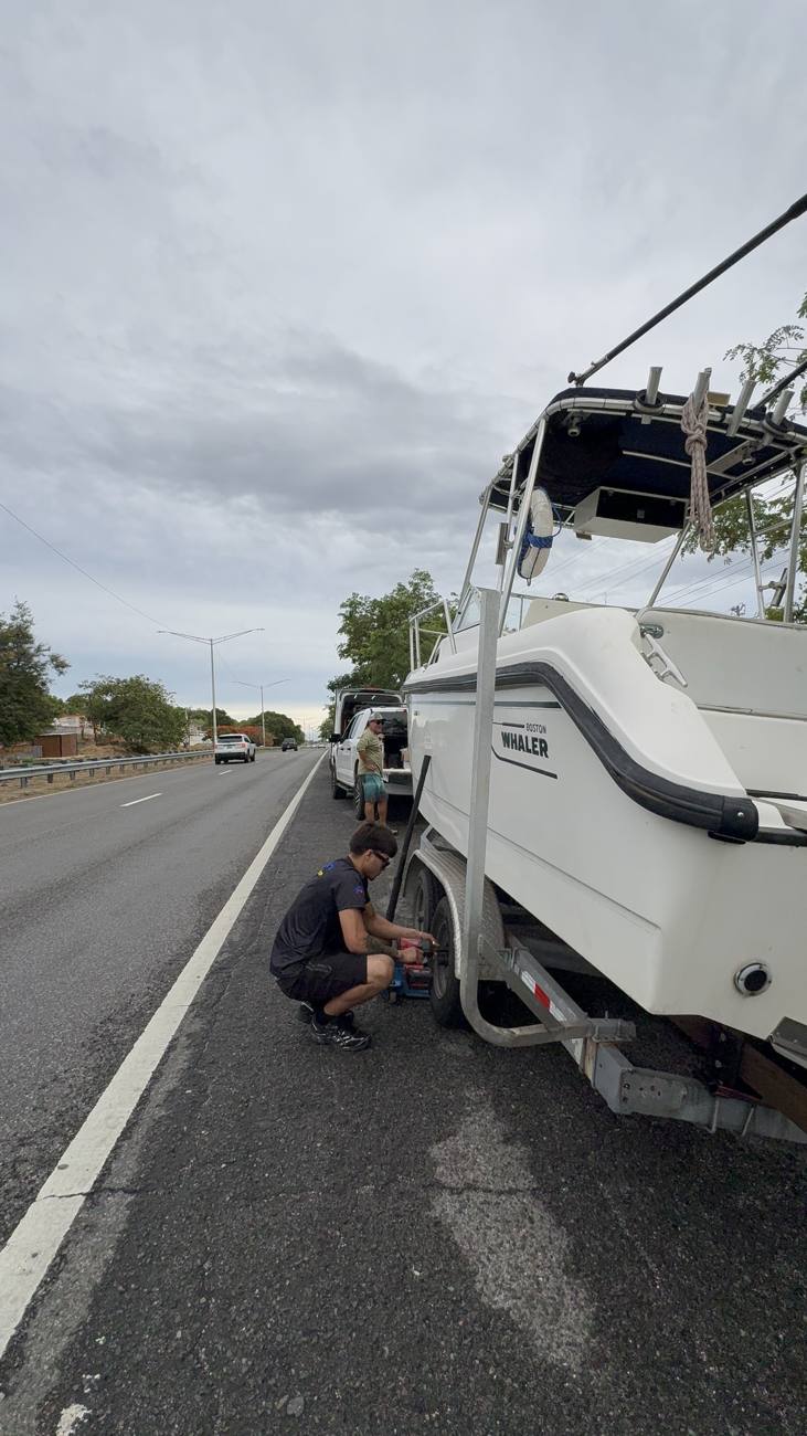 Cambio de goma en la carretera a un trailer de bote